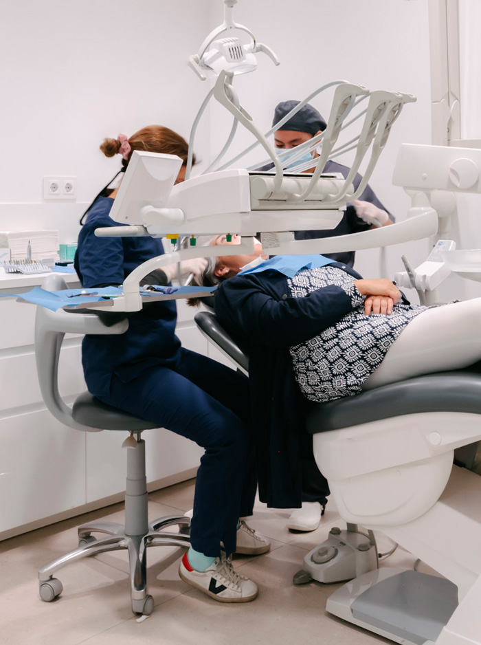 Descubre nuestros tratamientos de periodoncia en Madrid. Expertos en cuidar tu salud dental con técnicas avanzadas para combatir la gingivitis y la periodontitis. ¡Agenda tu cita hoy!